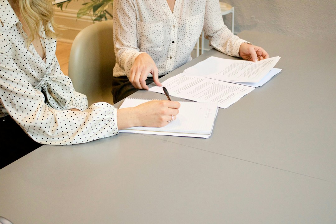 Pessoas assinando documentos de financiamento sobre uma mesa